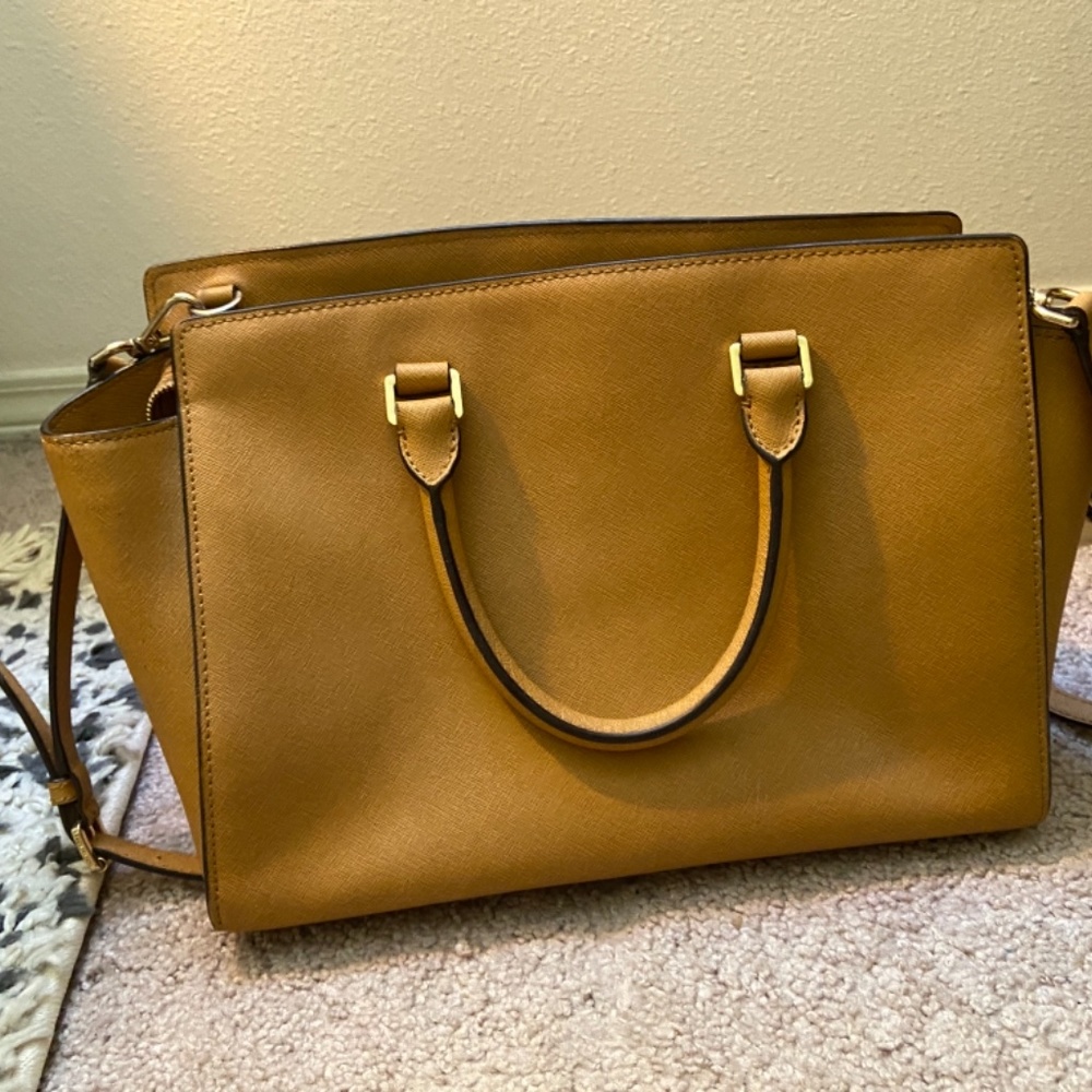 Michael Kors Large Saffiano Selma in Tan - Picture 2 of 5